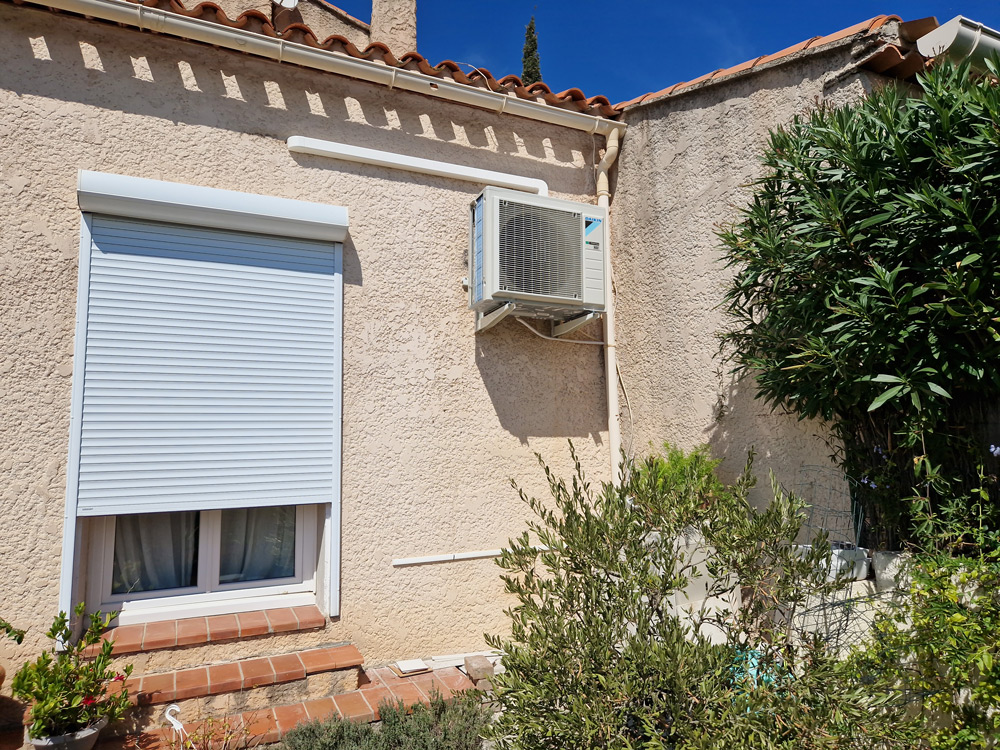 Unité extérieure de climatisation Daikin installée sur une façade provençale à Sanary-sur-Mer